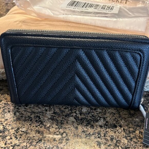 Victoria's Secret Signature V-Quilt Finish Black Lily Large Wallet with Zip - Picture 3 of 10